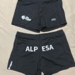 Malla corta mujer running 4TRACK Short del Club Atletisme Gandia-Alpesa, vista delantera y trasera